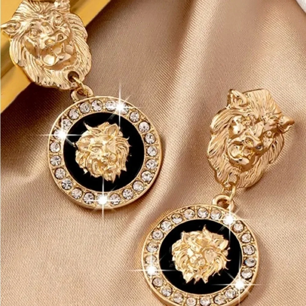 LAST 1! Gold/Black Tone Dangle Fashion Lion Head Earrings with Rhinestones! - Picture 4 of 6